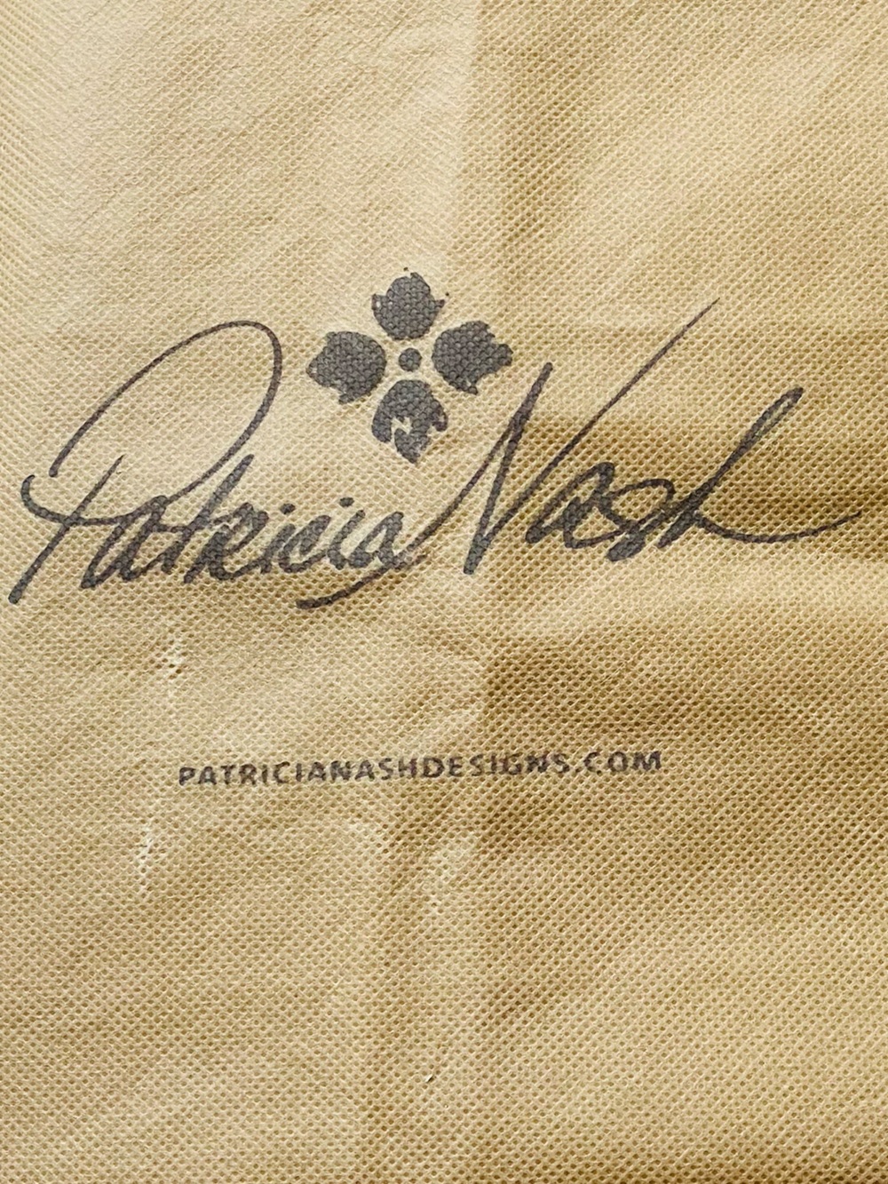 Patricia Nash “HUGE”
Tan Drawstring Dust Bag with Logo( Xtra Xtra Huge )
